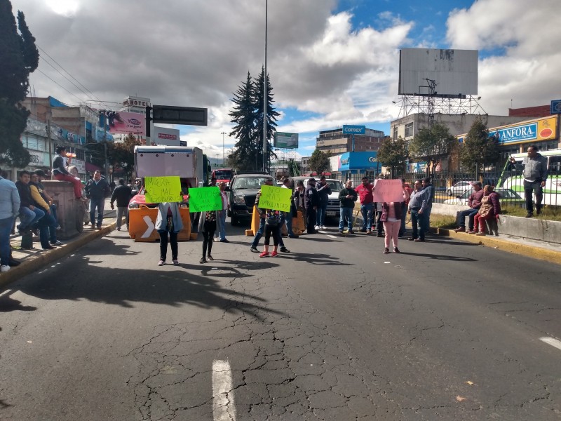 Locatarios bloquean Isidro Fabela y Paseo Tollocan