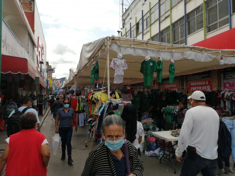 Locatarios colocan negocios sobre calle central sur