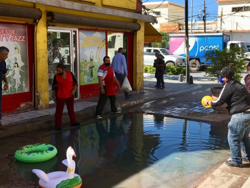 Locatarios convierten laguna de aguas negras en balneario con salvavidas