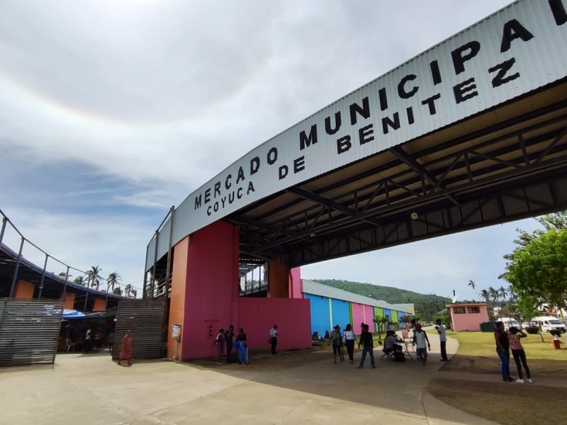 Locatarios de Coyuca luchan por sobrevivir tras el huracán Otis