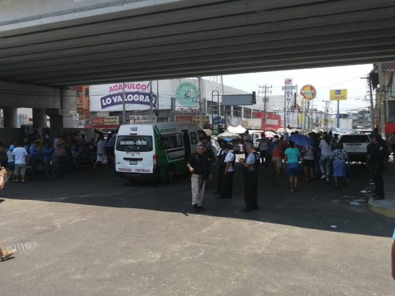Locatarios del mercado de Acapulco bloquean calles pese a contingencia