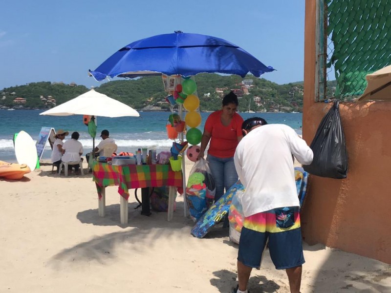 Locatarios del mercado improvisan puestos en La Ropa