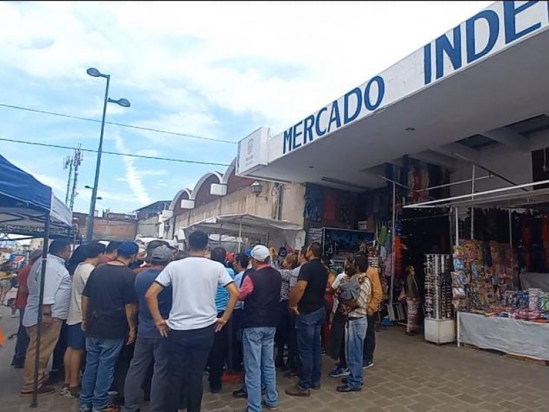 Locatarios del Mercado Independencia protestan en contra del comercio informal