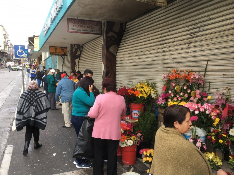 Locatarios del Mercado Jáuregui venden en la calle