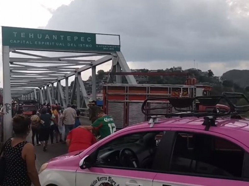 Comerciantes del mercado Jesús Carranza realizan bloqueo en Tehuantepec