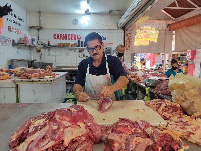 Locatarios del mercado sacrifican ganancias por alza en canasta básica