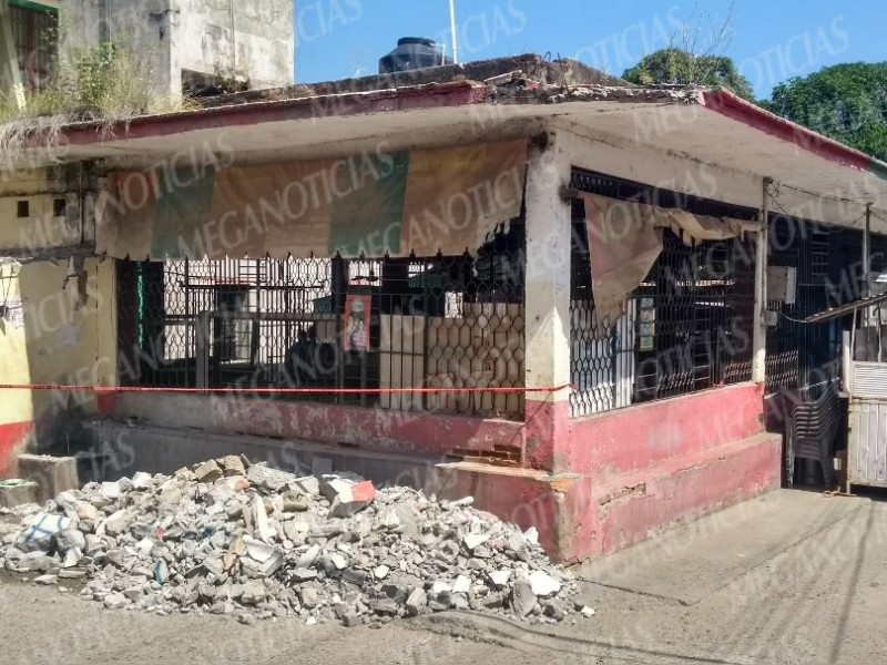 Locatarios detienen reparación del mercado de Santa María