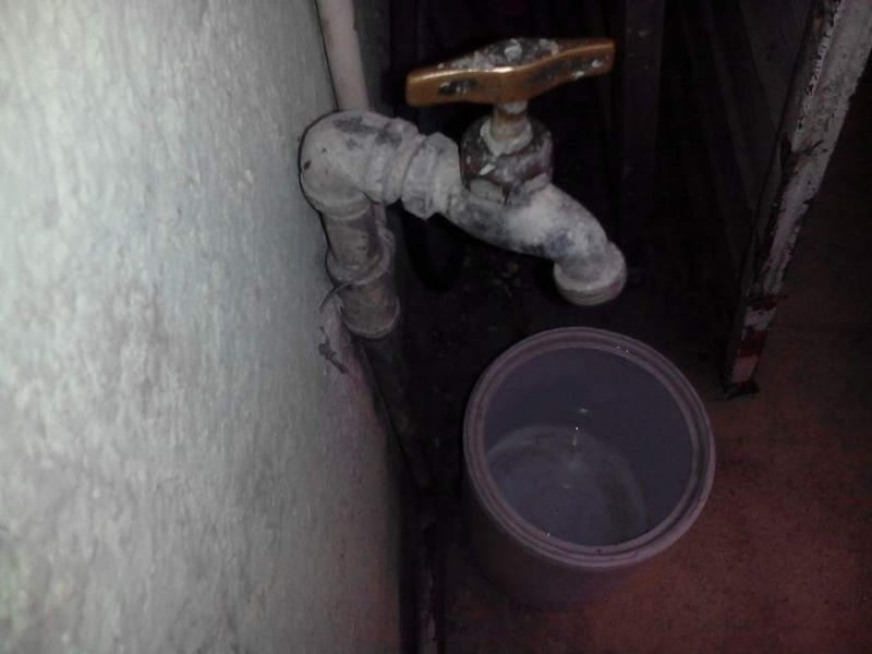 Locatarios exigen agua potable en Tuxtla.