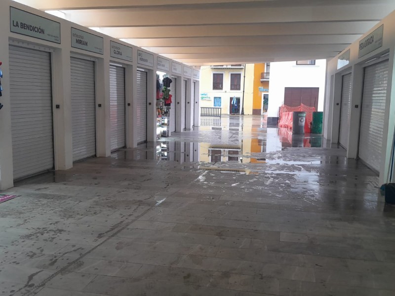 Locatarios realizan censo por daños tras lluvias en mercado de artesanías