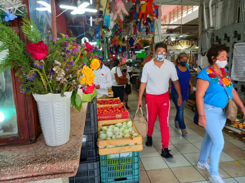 Locatarios sufren sin agua en Tuxpan