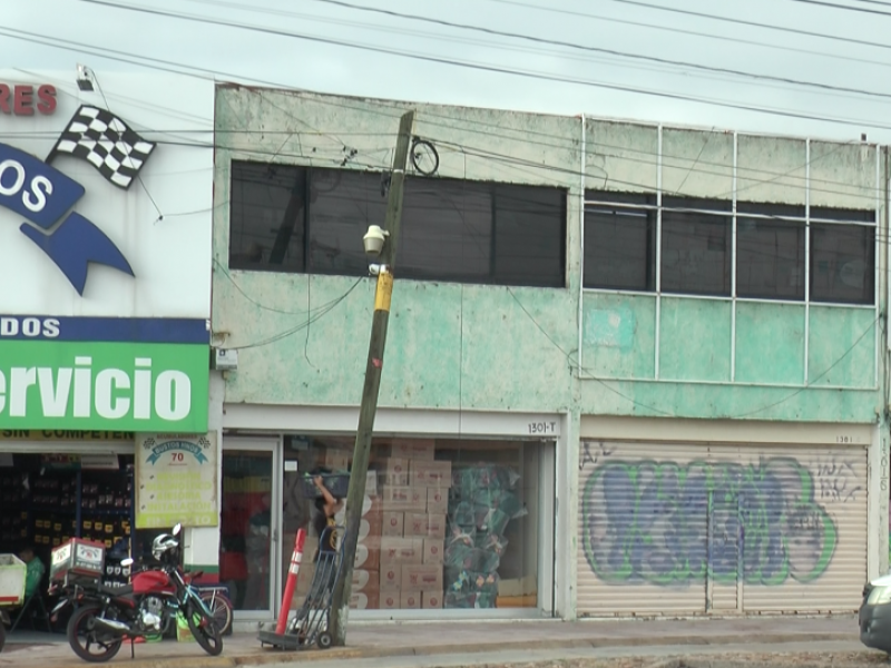 Locatarios temen caída de poste en Bulevar Torres Landa