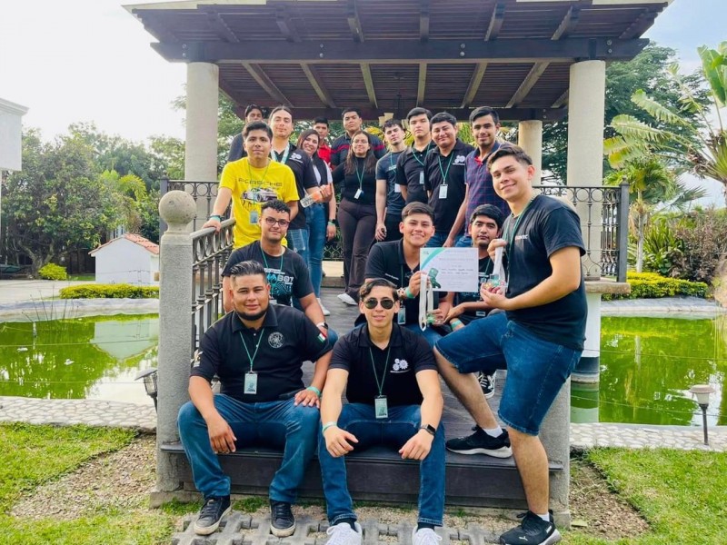 Logra Universidad Tecnológica de Slrc lugar en concurso de robótica