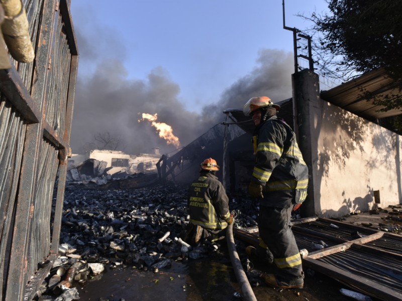 Logran 85% de control en incendio el Álamo Industrial