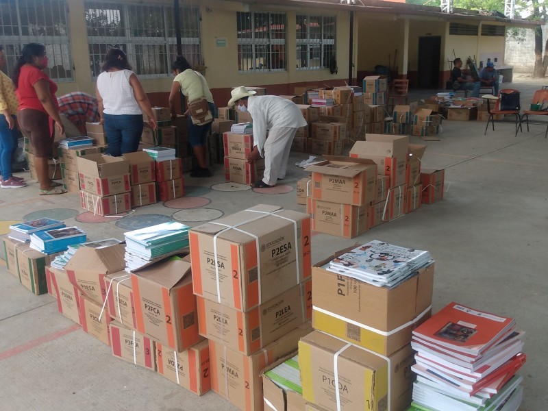 Logran entrega de libros a zonas escolares del Istmo