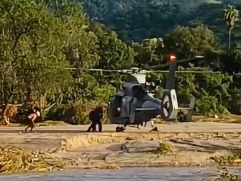 Logran rescatar a familia atrapada en río de Técpan