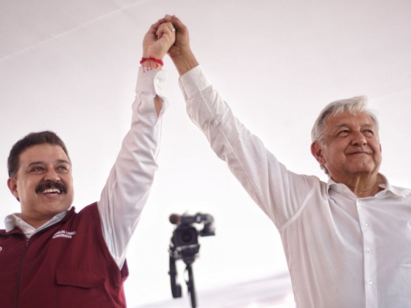 López Obrador bromea sobre renuncia de Carlos Lomelí