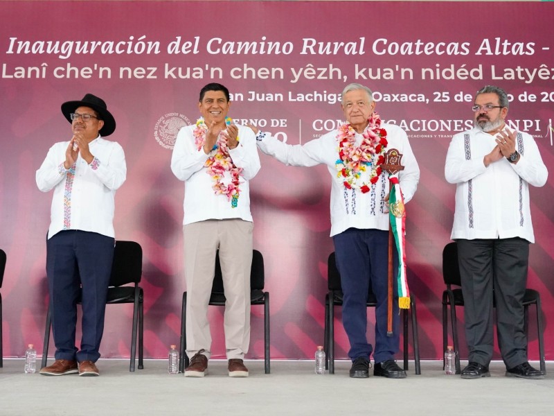 López Obrador inaugura camino rural en Oaxaca