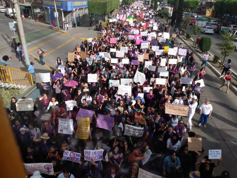 López Obrador pide a las mujeres protestar de forma pacífica