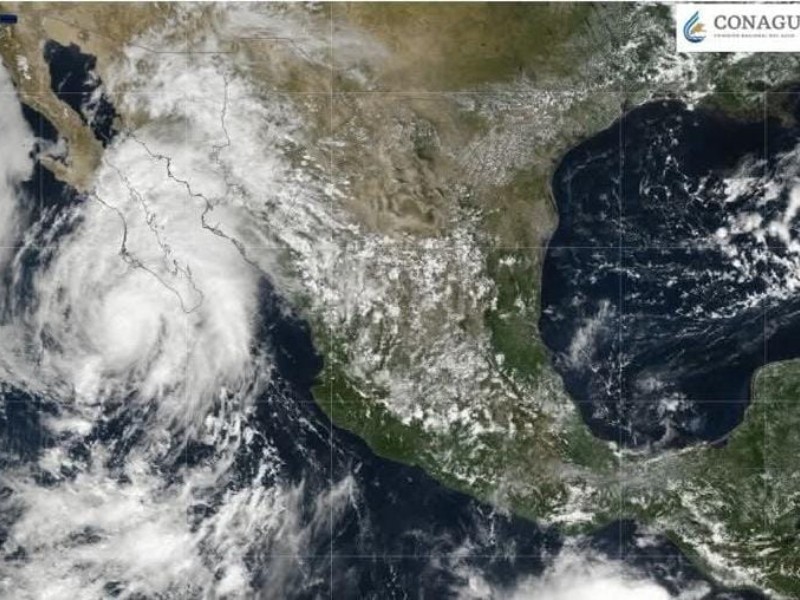 Lorena se desplaza paralelo a la costa occidental de Baja California Sur