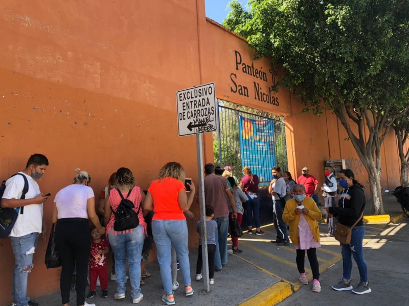 Los 8 panteones de la ciudad reabrieron hoy sus puertas