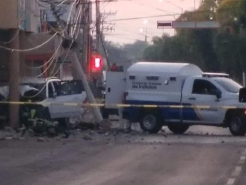 Los atacan a balazos y se impactan contra poste; muere pareja