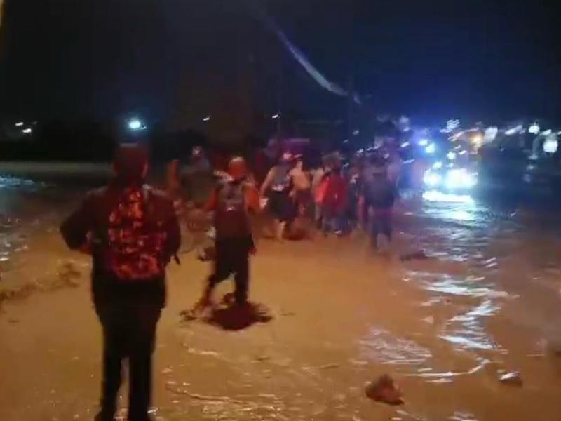 Los Cabos: Corrientes desatadas, autos volcados y peatones arrastrados por lluvia