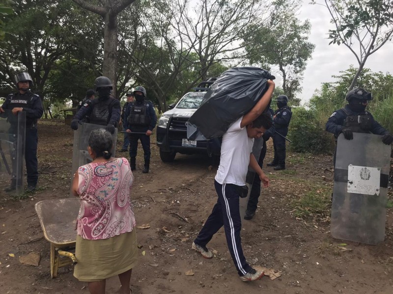 Los desalojan por invadir terreno en Valente Díaz