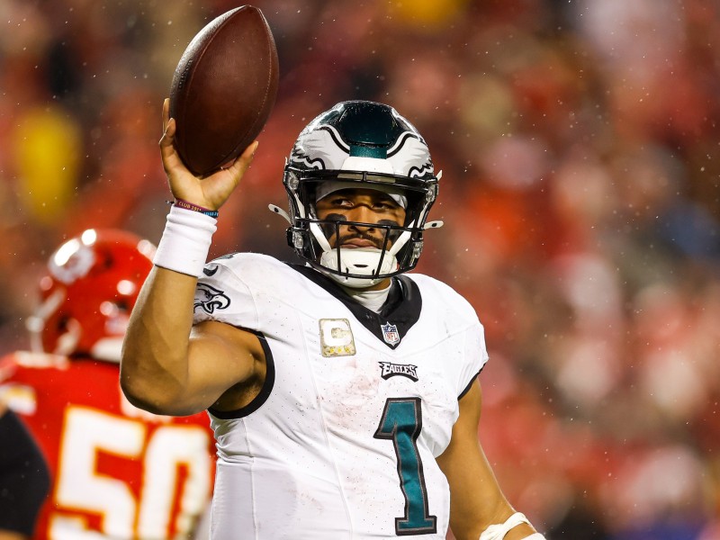 Los Eagles vencieron a Chiefs 17-21 cerrando la semana 11