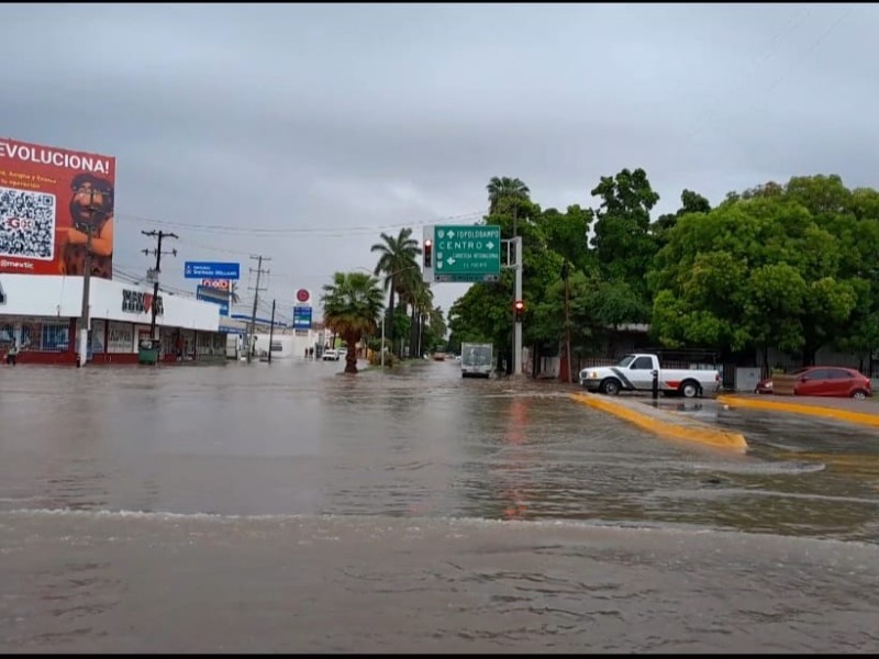 Los Mochis se queda sin servicio de transporte público por inundaciones
