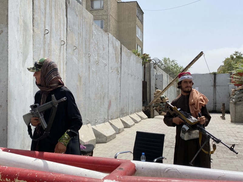 Los talibanes buscan reconciliación. Mujeres podrán trabajar en Afanistán