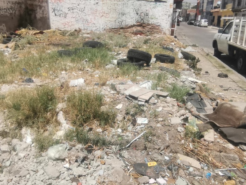 Lote baldío convertido en basurero