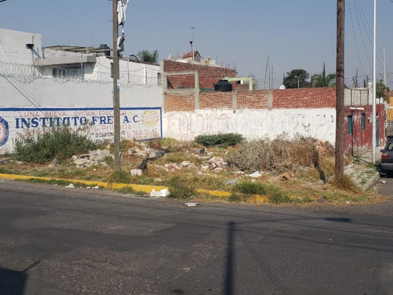 Lote baldío en Pino Suárez, vecinos denuncian contaminación