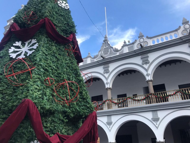 Luce con adornos navideños zócalo de Veracruz