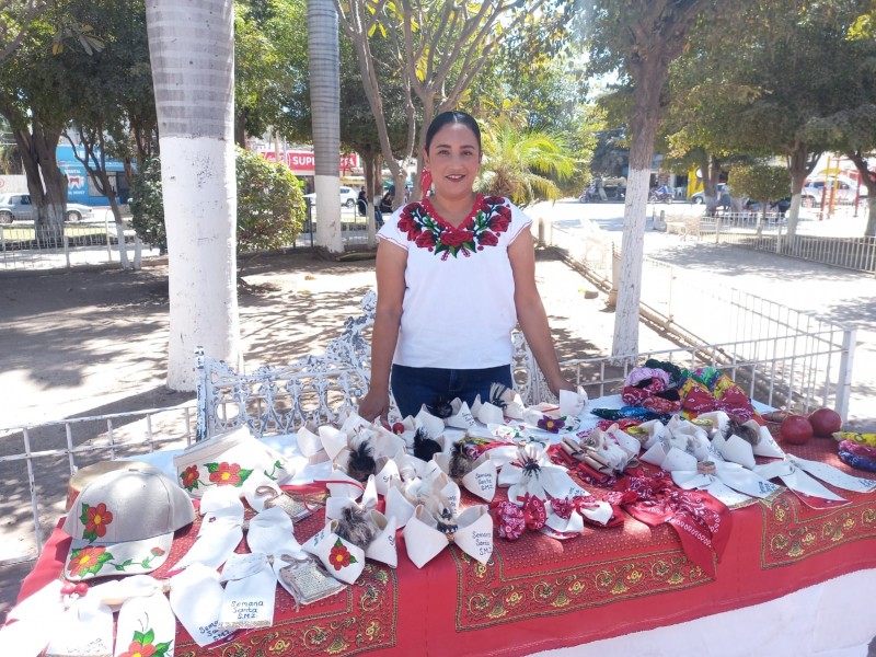 Lucero Solís emprende con moños artesanales al estilo yoreme-mayo