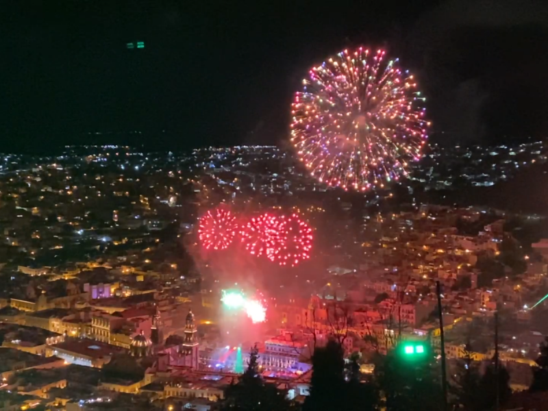 Luces y pirotecnia; disfrute de los zacatecanos en fiestas patrias