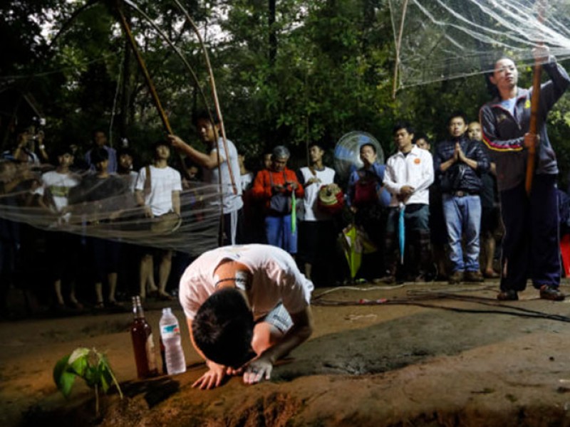 Luchan para salvar a niños atrapados en Tailandia