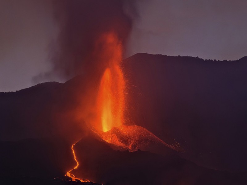 Luego de un breve freno, Volcán Cumbre vieja retoma actividad