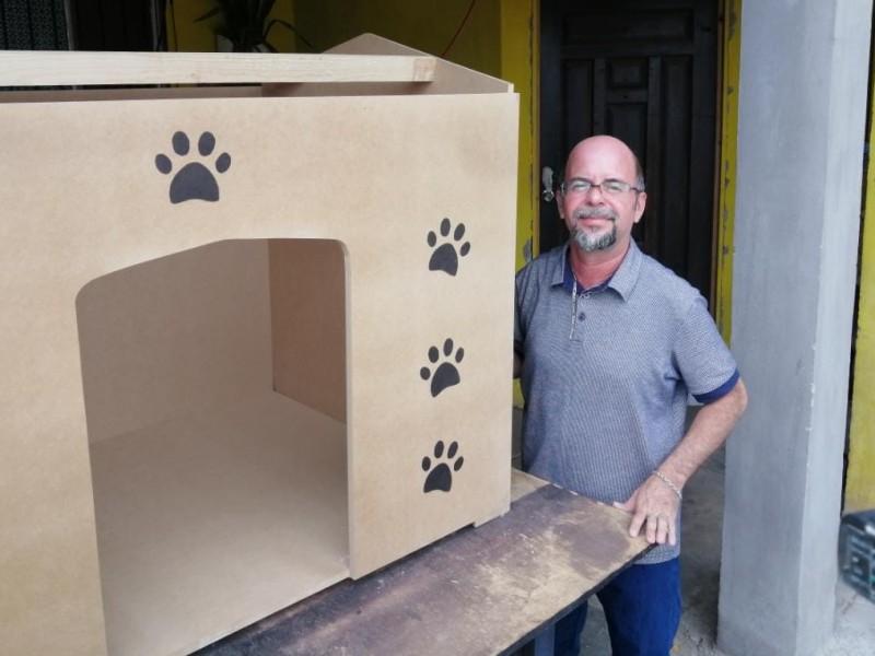 Luis Alejandro fabrica casas  con aire acondicionado para perros