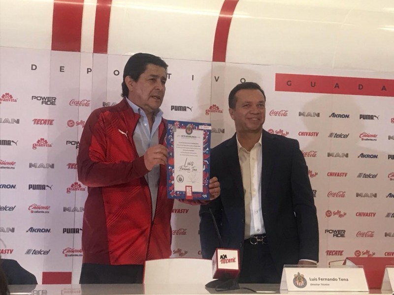 Luis Fernando Tena presentado con Chivas