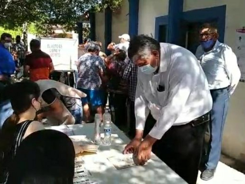 Luis Fuentes, candidato en Empalme a alcalde emite voto