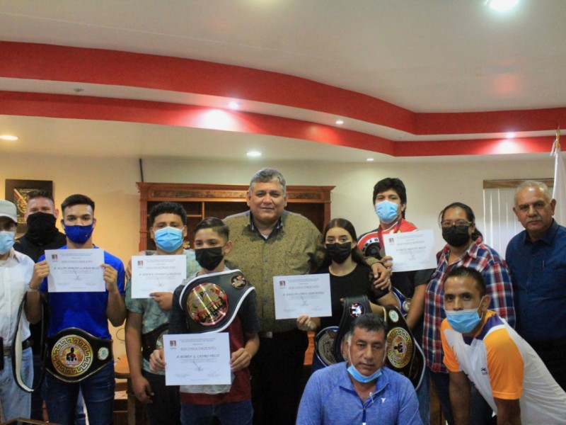 Luis Fuentes reconoce a jóvenes boxeadores