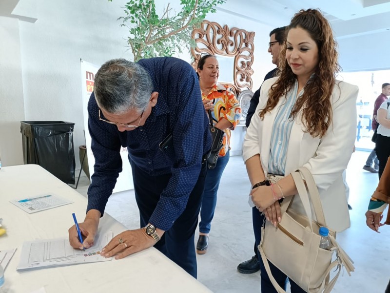 Luis Fuentes se registra para reelección por Morena