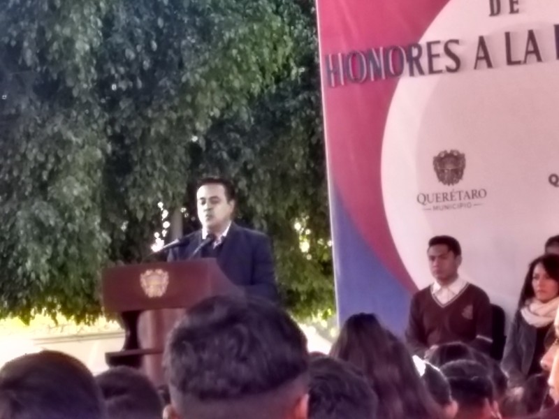 Luis Nava reafirma compromiso con alumnos de secundaria