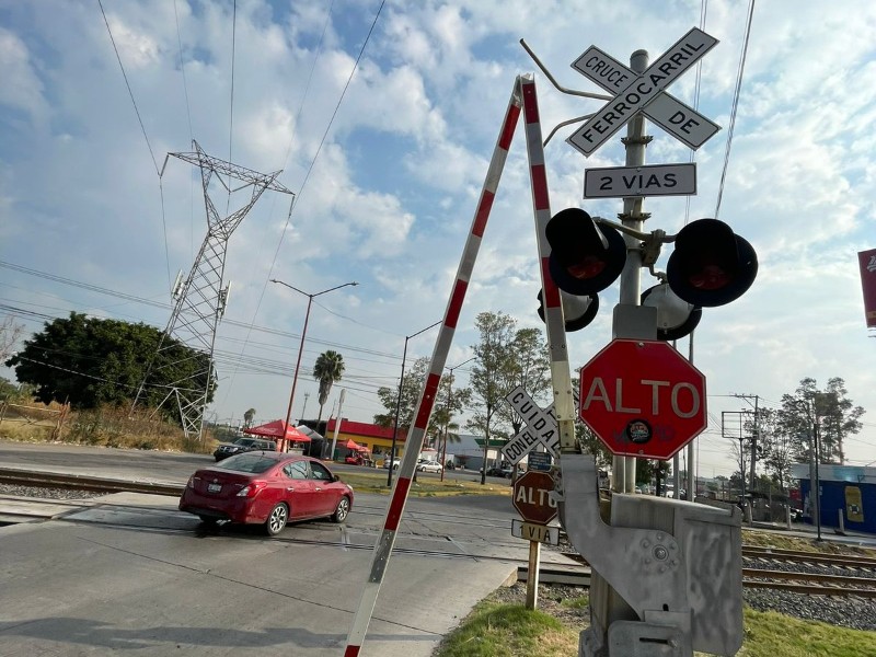 Pluma de precaución de paso amanece dañada en Faja de Oro