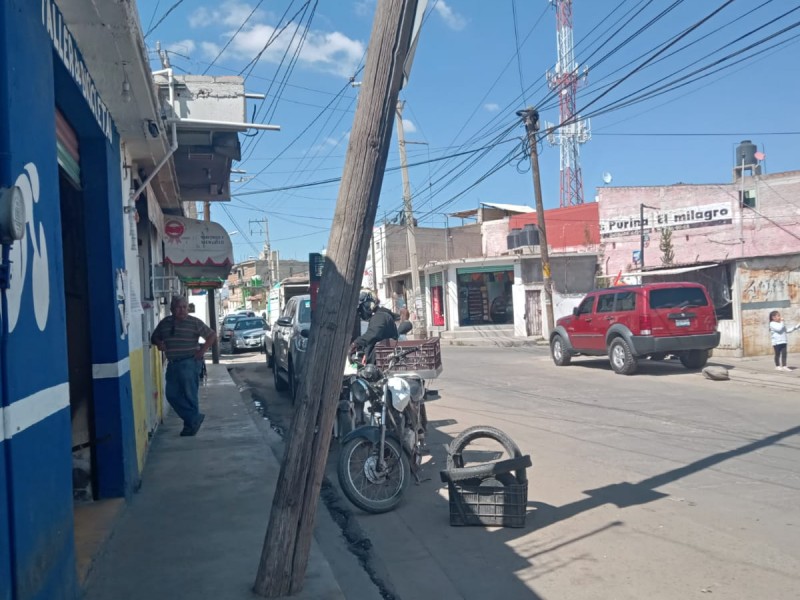 Luminaria apunto de desplomarse en Toluca