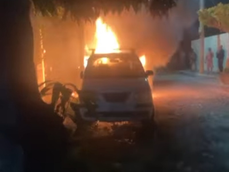 ¡Lunes del terror! Otro vehículo incendiado en Villa de Álvarez