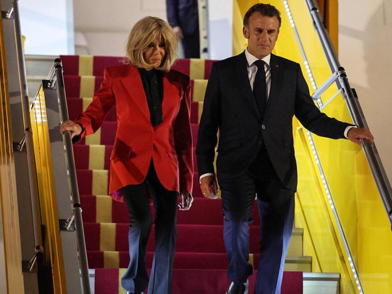 Macron minimiza escándalo por gesto de su esposa