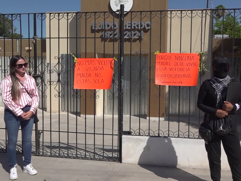 Madre de Simón Ángel protesta en instalaciones del Ejido Lerdo