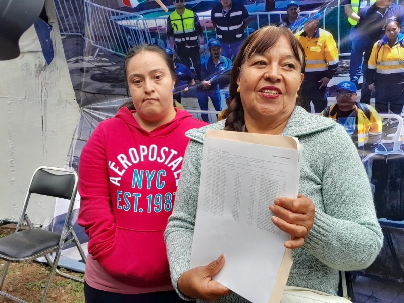 Madre denuncia falta de pago de beca de discapacidad en banco Santander