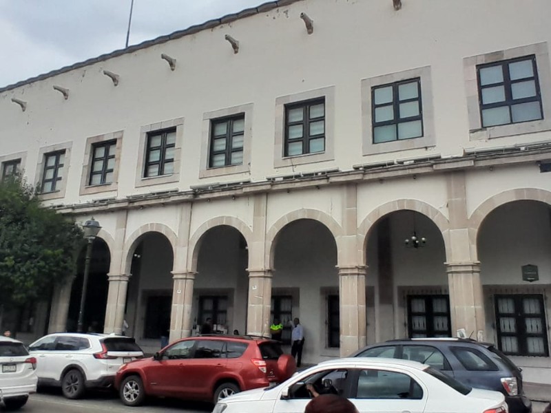 Madre denuncia violencia, despojo y pensión mínima para su hija